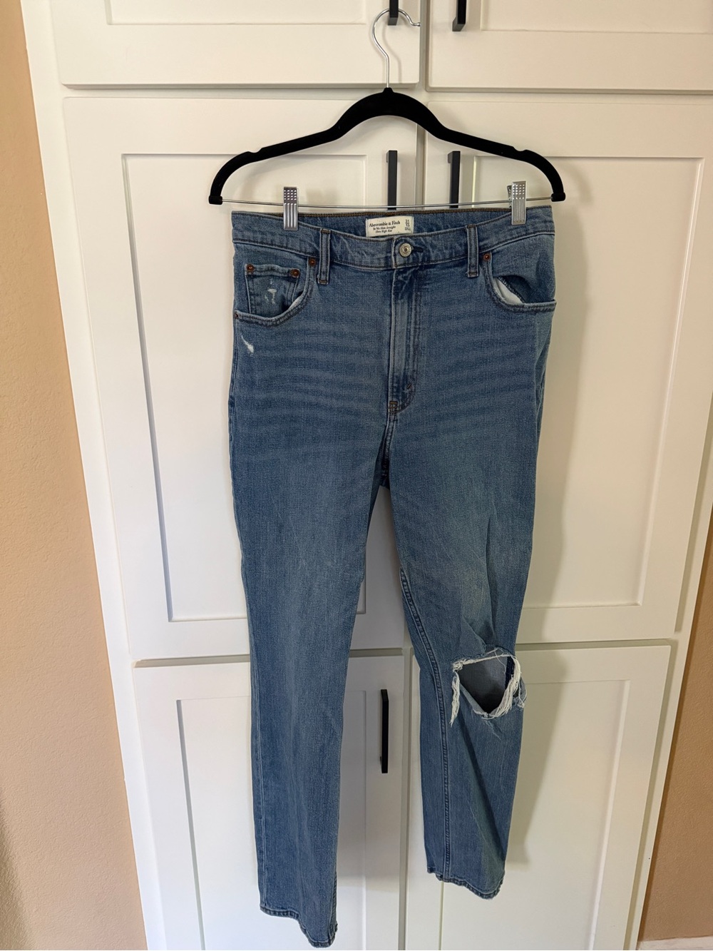 Abercrombie & Fitch Light Blue Straight-Leg Jeans with Knee Rip